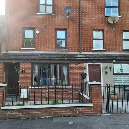 Massive 4 Bed Home Walking Distance To The City Lights, Perfect For Business Trips Belfast Exterior photo